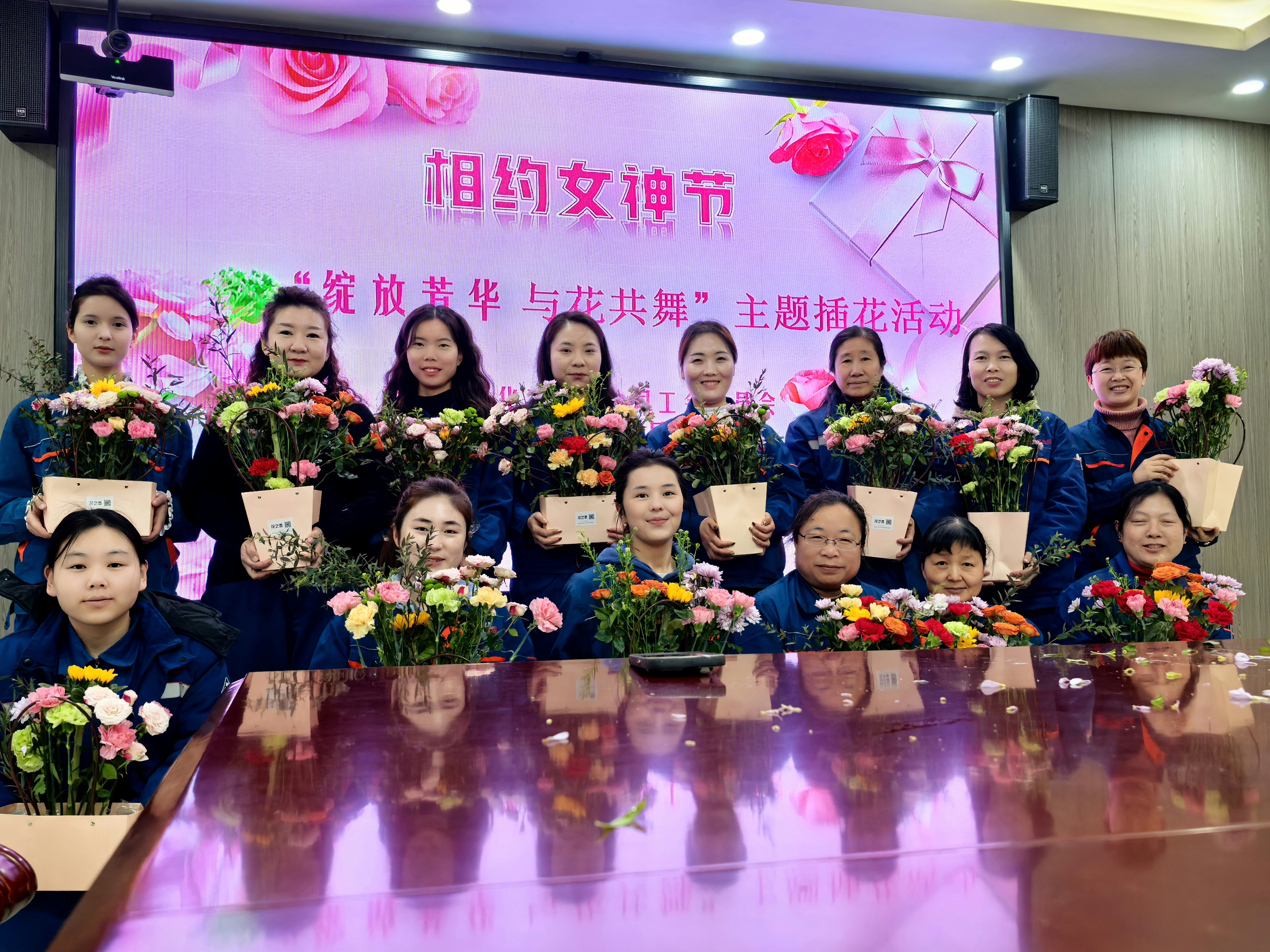 �������ഺ���뻨���衱�����½���ʱ������������������չ�����ˡ���Ů�ڲ廨�ֹ������˶�