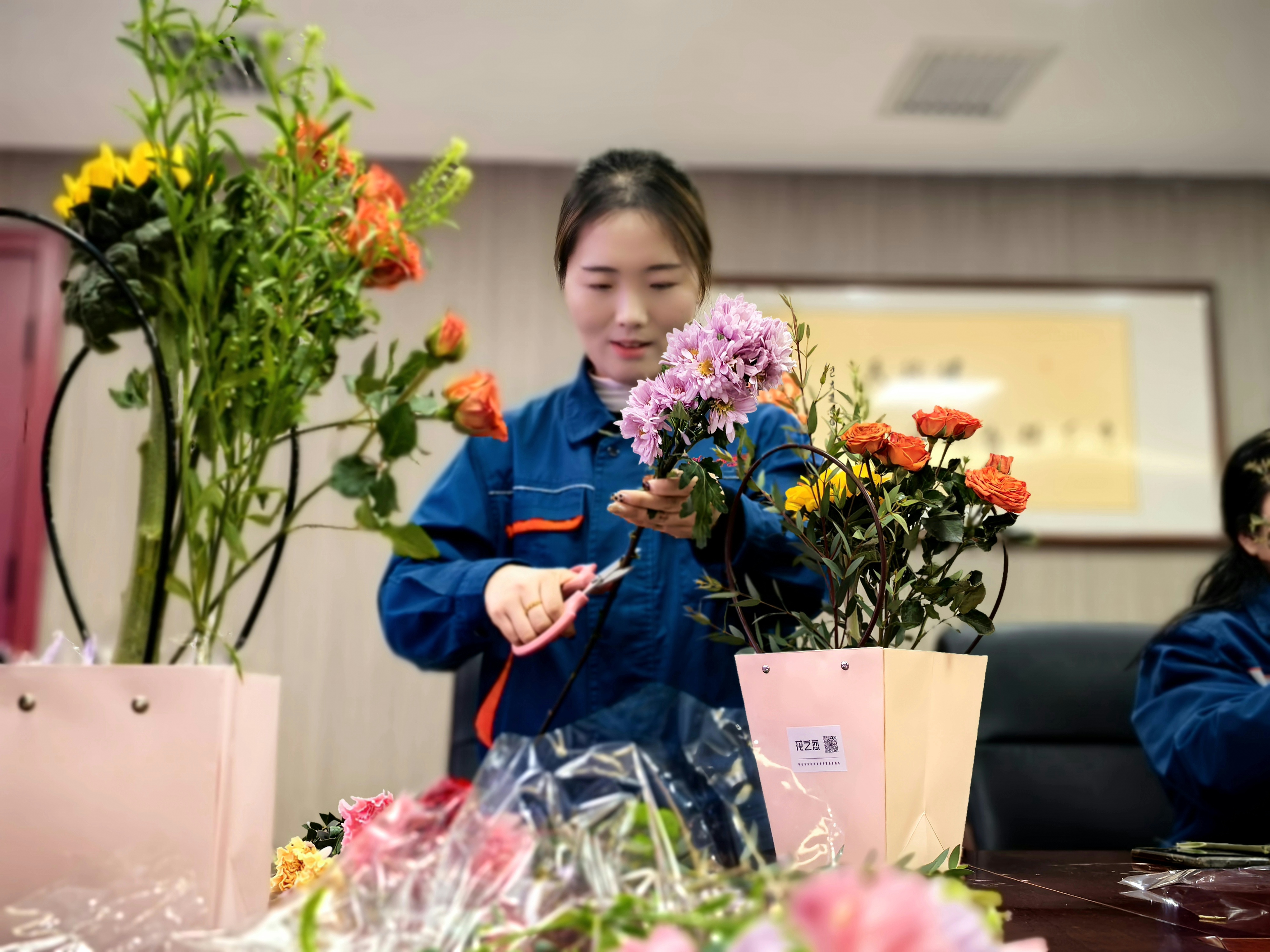 �������ഺ���뻨���衱�����½���ʱ������������������չ�����ˡ���Ů�ڲ廨�ֹ������˶�